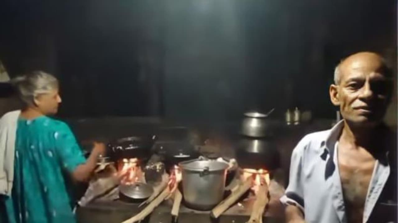 ഈ രാത്രി കടയിലെ താരം പൊറോട്ടയല്ല; പാലപ്പത്തിന്റെ പെരുമയിൽ പാക്കുമോന്റെ കട ഈ രാത്രി കടയിലെ താരം പൊറോട്ടയല്ല; പാലപ്പത്തിന്റെ പെരുമയിൽ പാക്കുമോന്റെ കട