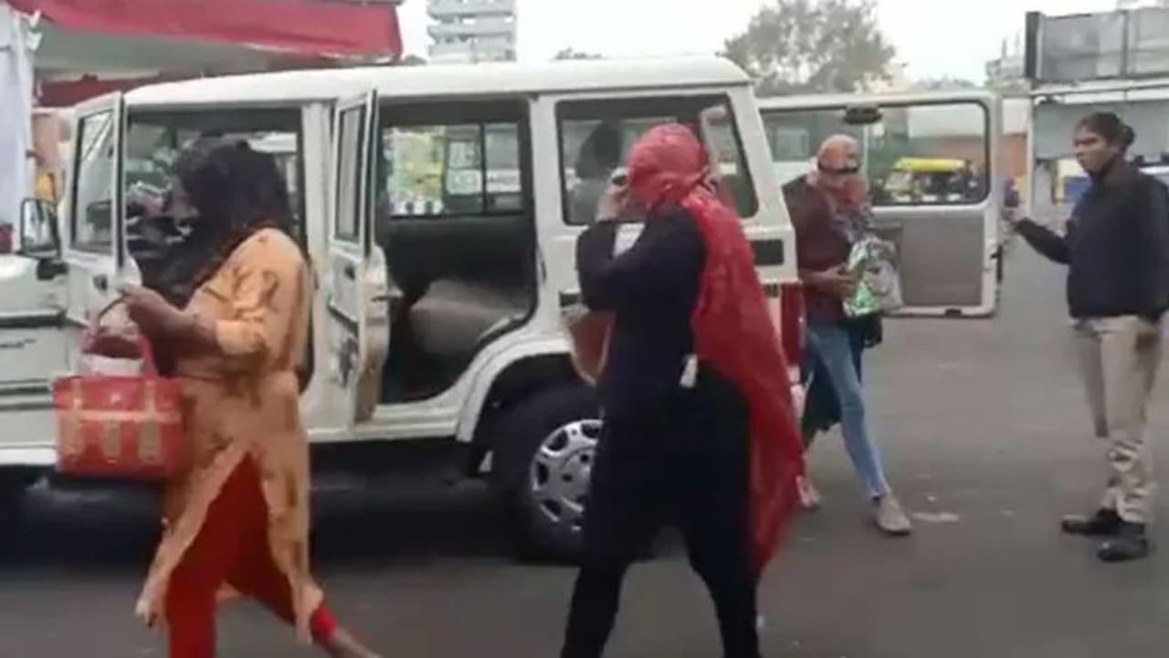 स्किन क्लीनिक की आड़ में देह व्यापार: चौंकाने वाला खुलासा, लड़के जेंडर चेंज कराकर बने महिला..करते देह व्यापार स्किन क्लीनिक की आड़ में देह व्यापार: चौंकाने वाला खुलासा, लड़के जेंडर चेंज कराकर बने महिला..करते देह व्यापार