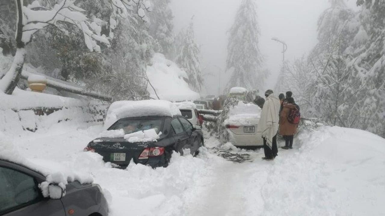 Snowfall In Pakistan: ಕಾರಿನಲ್ಲಿ ಕುಳಿತಿದ್ದವರು ಹೆಪ್ಪುಗಟ್ಟಿದರು, 21 ಮಂದಿ ಪ್ರವಾಸಿಗರು ಹಿಮಪಾತಕ್ಕೆ ಬಲಿ! Snowfall In Pakistan: ಕಾರಿನಲ್ಲಿ ಕುಳಿತಿದ್ದವರು ಹೆಪ್ಪುಗಟ್ಟಿದರು, 21 ಮಂದಿ ಪ್ರವಾಸಿಗರು ಹಿಮಪಾತಕ್ಕೆ ಬಲಿ!