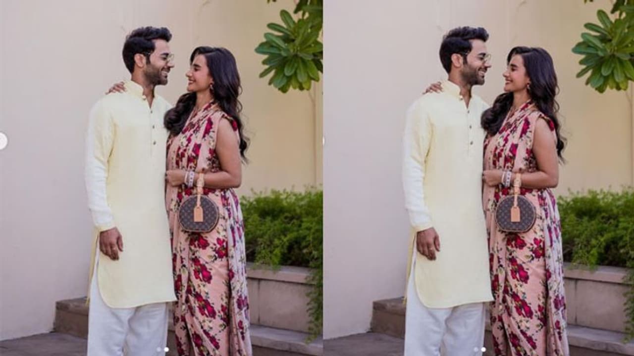 Rajkummar Rao पत्रलेखा के संग रोमांटिक अंदाज में आए नजर, तस्वीरें देख फैंस बोले भाभी का पल्लू किसने पकड़ा है Rajkummar Rao पत्रलेखा के संग रोमांटिक अंदाज में आए नजर, तस्वीरें देख फैंस बोले भाभी का पल्लू किसने पकड़ा है