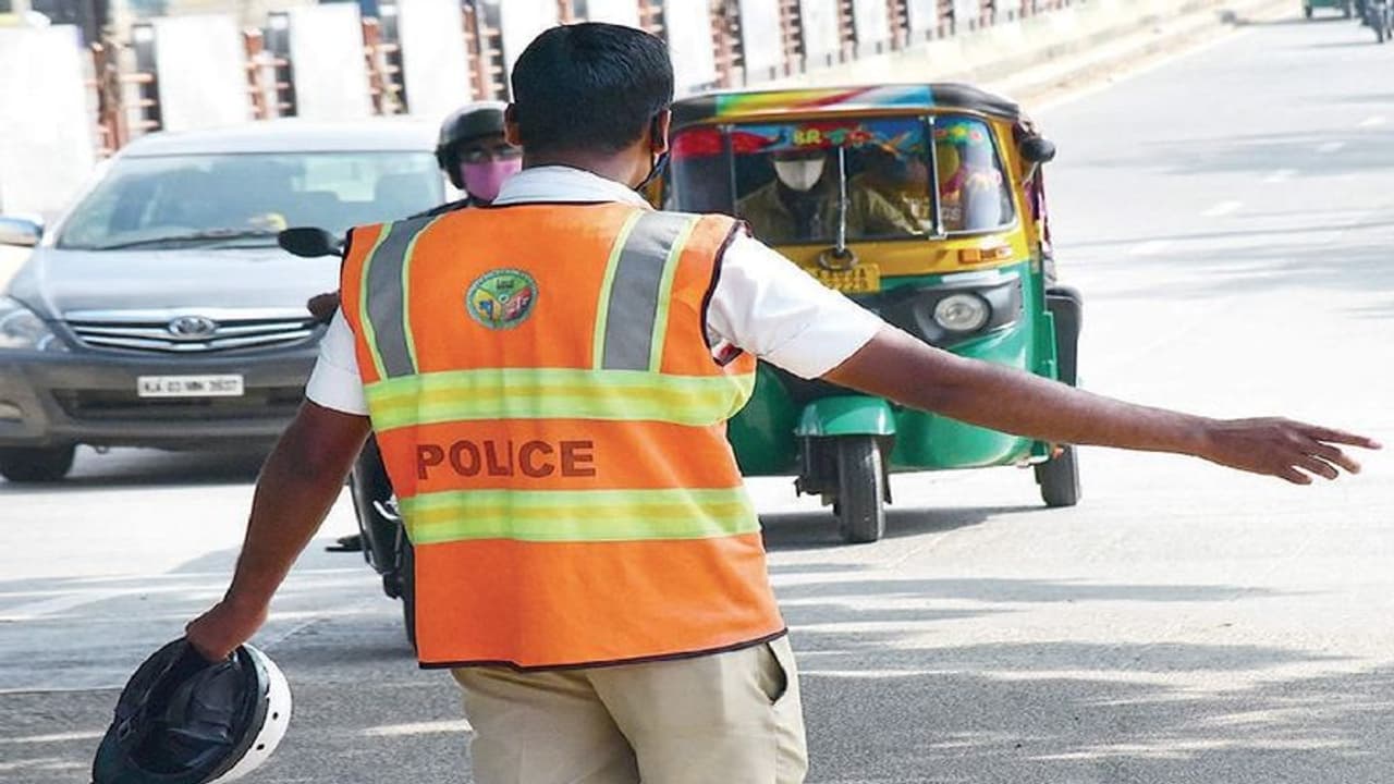 Corona Lockdown : ஆட்டோ, டாக்ஸிகளுக்கு தடை... அரசின் அதிரடி லாக்டவுன் உத்தரவு!! Corona Lockdown : ஆட்டோ, டாக்ஸிகளுக்கு தடை... அரசின் அதிரடி லாக்டவுன் உத்தரவு!!