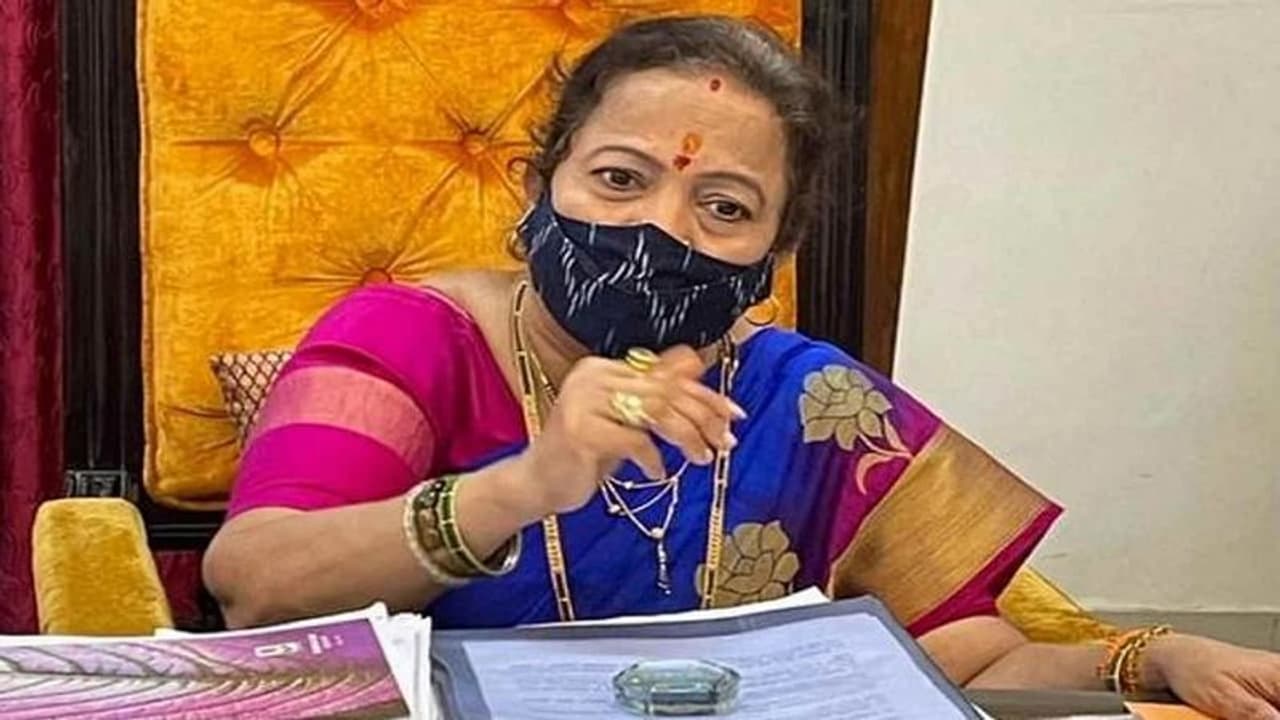 'कुर्सी पर बैठ कर गांजा पीने वाले कंफ्यूजन ना फैलाएं, जानिए मुंबई की मेयर को क्यों ऐसा कहना पड़ा...
