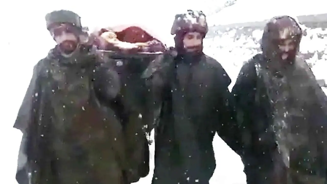 जवानों सलाम: बर्फबारी में प्रेग्नेंट महिला को कंधे पर रख 6 KM दूर पैदल चल पहुंचाया अस्पताल, देखिए वीडियो जवानों सलाम: बर्फबारी में प्रेग्नेंट महिला को कंधे पर रख 6 KM दूर पैदल चल पहुंचाया अस्पताल, देखिए वीडियो