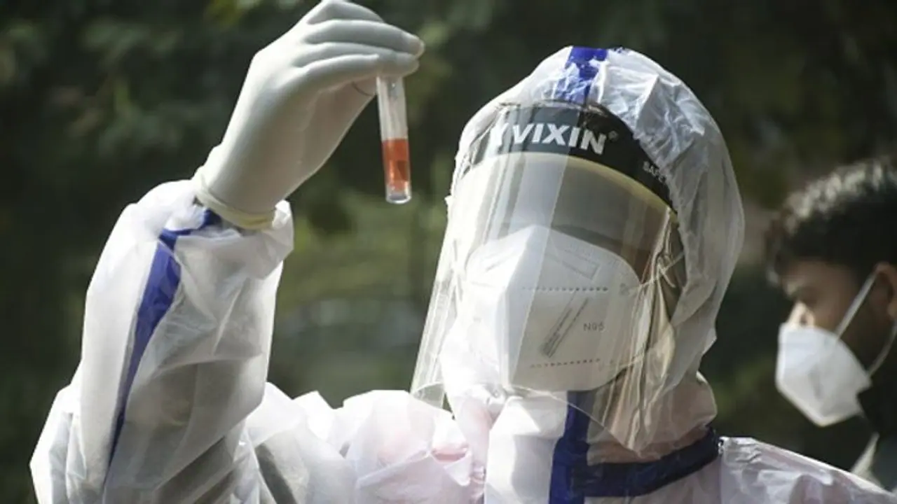 Omicron: মৃদু ওমিক্রন সংক্রমণ 'বিবর্তনীয় ভুল', রীতিমত সতর্ক করলেন কেমব্রিজের বিশেষজ্ঞ Omicron: মৃদু ওমিক্রন সংক্রমণ 'বিবর্তনীয় ভুল', রীতিমত সতর্ক করলেন কেমব্রিজের বিশেষজ্ঞ