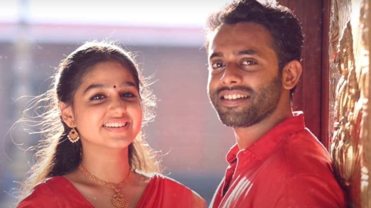 Super Sharanya song : 'പച്ചപ്പായല് പോലെന്നുള്ളില്'; 'ശരണ്യ'യിലെ റൊമാന്റിക് സോംഗ് എത്തി Super Sharanya song : 'പച്ചപ്പായല് പോലെന്നുള്ളില്'; 'ശരണ്യ'യിലെ റൊമാന്റിക് സോംഗ് എത്തി