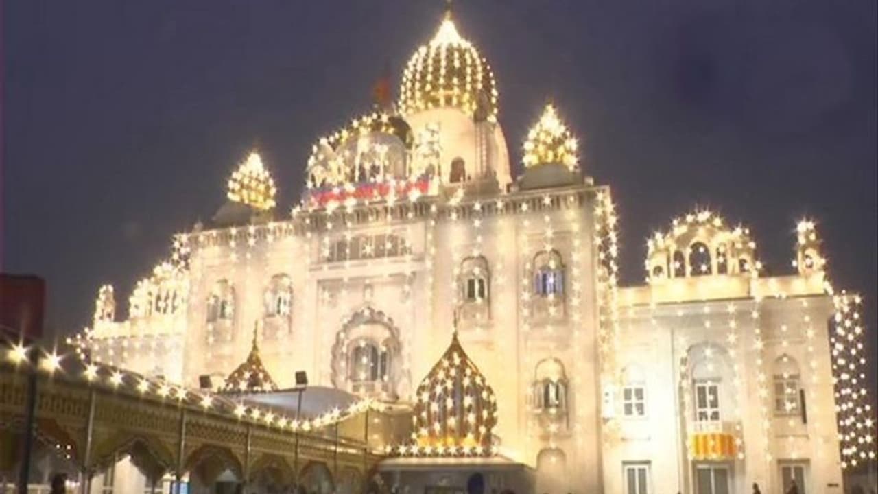 Delhi Weekend Curfew: गुरु गोबिंद सिंह की जयंती पर मिली छूट, प्रार्थना करने गुरुद्वारा जा सकेंगे श्रद्धालु Delhi Weekend Curfew: गुरु गोबिंद सिंह की जयंती पर मिली छूट, प्रार्थना करने गुरुद्वारा जा सकेंगे श्रद्धालु