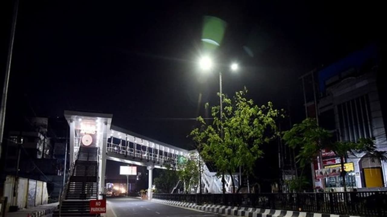 Corona संक्रमण बढ़ने पर महाराष्ट्र में लगी सख्त पाबंदियां, 15 फरवरी तक स्कूल बंद Corona संक्रमण बढ़ने पर महाराष्ट्र में लगी सख्त पाबंदियां, 15 फरवरी तक स्कूल बंद