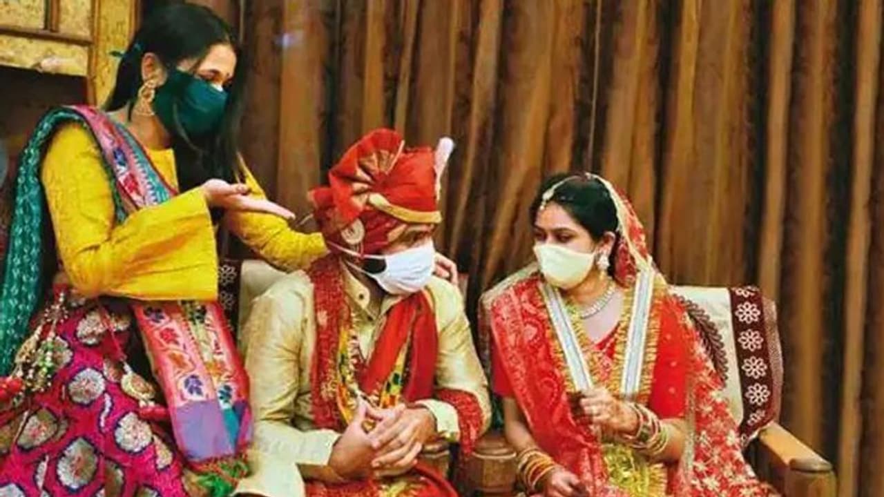 शादियों में शामिल होने से पहले लगवा लें वैक्सीन के दोनों टीके, वर्ना 10 हजार जुर्माना, जान लें ये पूरे नियम शादियों में शामिल होने से पहले लगवा लें वैक्सीन के दोनों टीके, वर्ना 10 हजार जुर्माना, जान लें ये पूरे नियम