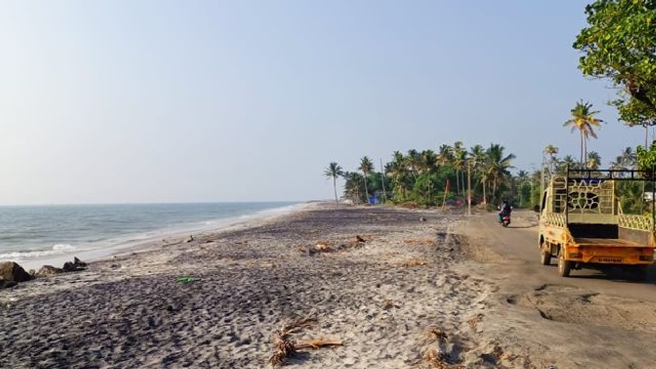കരയെ ഏതു നിമിഷവും കടൽ കൊണ്ടുപോകാം; പെരുമ്പളളിയിൽ തീരം നിവാസികള്‍ ഭീതിയില്‍