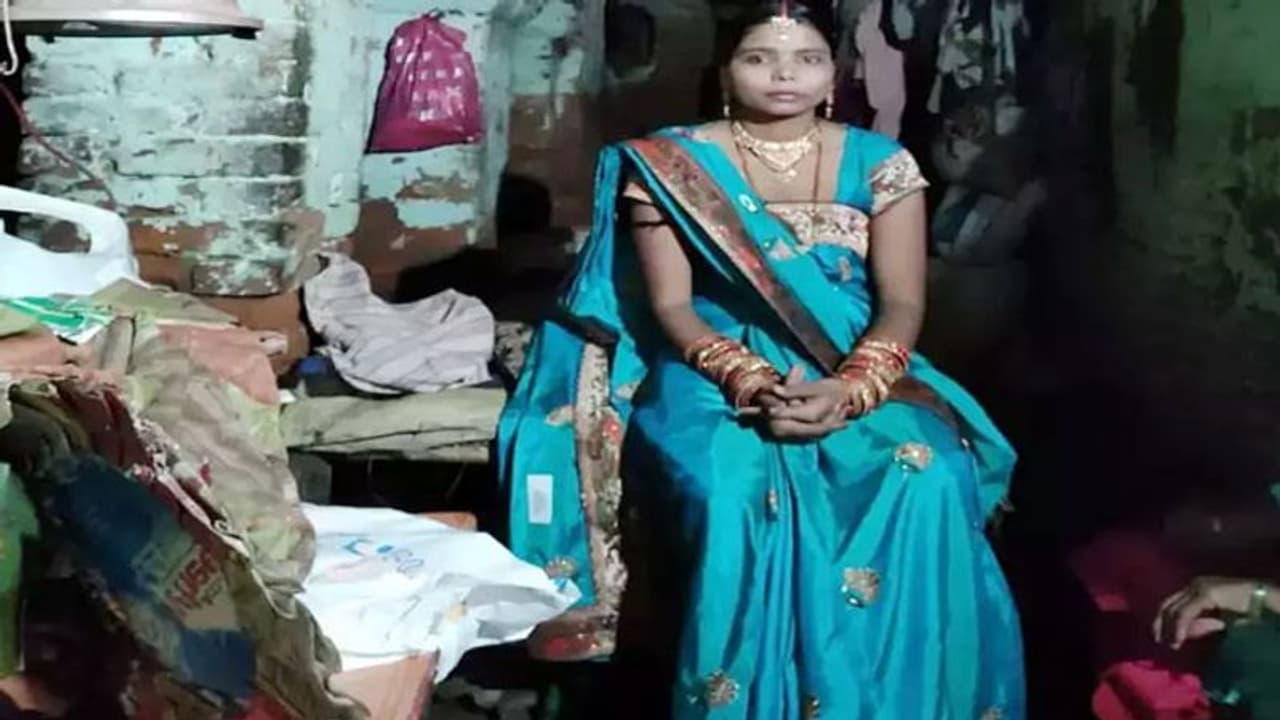 न्यू ईयर पर पति ने पत्नी को जहर देकर मार डाला, बीवी से कहा था आज तुम्हें अपने हाथों से खाना खिलाऊंगा न्यू ईयर पर पति ने पत्नी को जहर देकर मार डाला, बीवी से कहा था आज तुम्हें अपने हाथों से खाना खिलाऊंगा