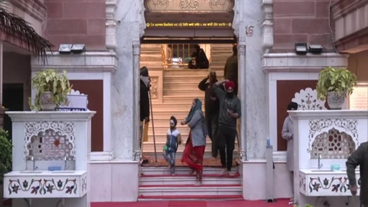 గురుద్వారాలో ఈ అమెరికన్ చేసిన పనికి నెటిజన్లు ఫిదా..! గురుద్వారాలో ఈ అమెరికన్ చేసిన పనికి నెటిజన్లు ఫిదా..!