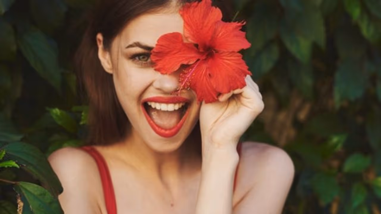 Hair Care : തലമുടി തഴച്ചു വളരാൻ ചെമ്പരത്തി; ഉപയോഗിക്കേണ്ടത് ഇങ്ങനെ...