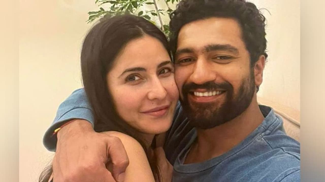 शादी को हुआ 1 महीना तो रोमांटिक दिखे Katrina Kaif Vicky Kaushal, एक दूसरे को कसकर लगे लगाते आए नजर शादी को हुआ 1 महीना तो रोमांटिक दिखे Katrina Kaif Vicky Kaushal, एक दूसरे को कसकर लगे लगाते आए नजर