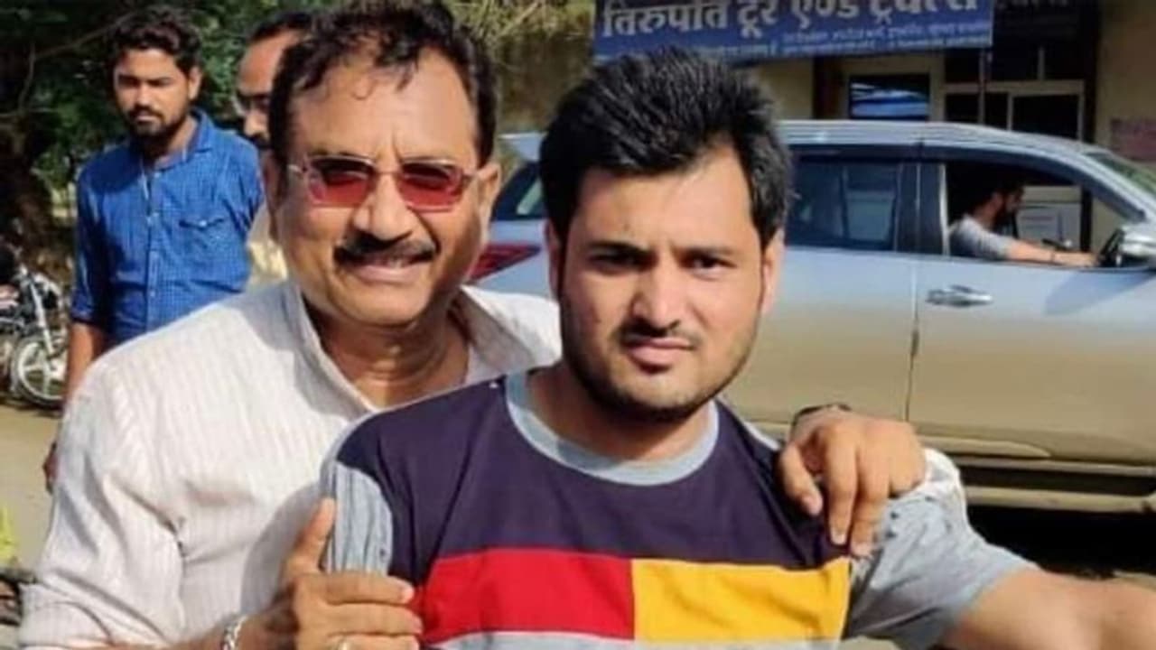 इंदौर सेक्स रैकेट में चौंकाने वाले खुलासे: विदेशी लड़कियों का BJP से कनेक्शन,कांग्रेस ने दिखाई मंत्री की फोटो इंदौर सेक्स रैकेट में चौंकाने वाले खुलासे: विदेशी लड़कियों का BJP से कनेक्शन,कांग्रेस ने दिखाई मंत्री की फोटो