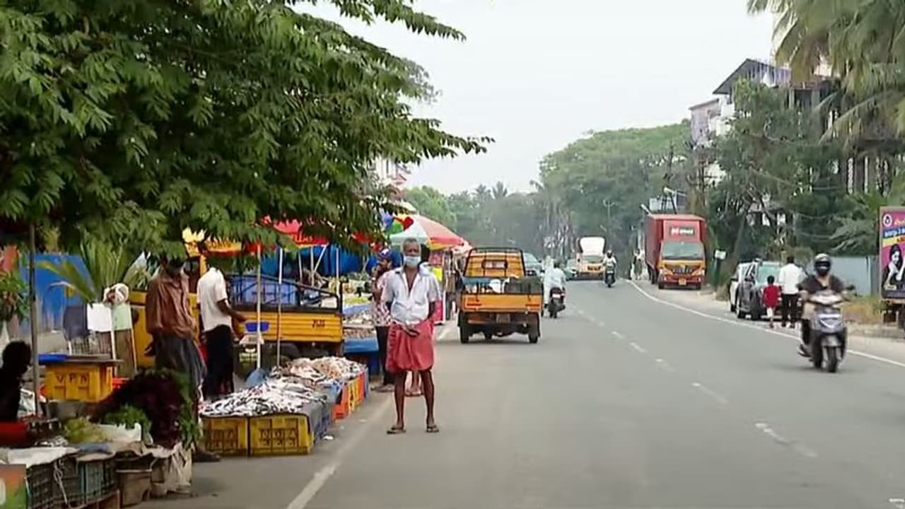 'പെർമിറ്റ് ഇല്ലാത്ത വഴിയോരക്കച്ചവടം വേണ്ട'; നടപടി തുടർന്ന് കൊച്ചി കോർപ്പറേഷൻ, ഒഴിപ്പിക്കൽ ഇന്നും തുടരും