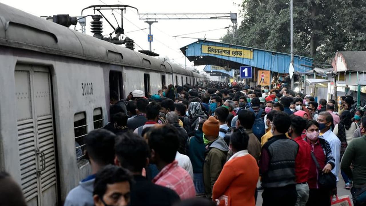 புறநகர் ரயிலில் பயணிக்க தடுப்பூசி கட்டாயம்.. புதிய கட்டுப்பாடுகள் அமலுக்கு வந்தது.. என்னென்ன தெரியுமா?