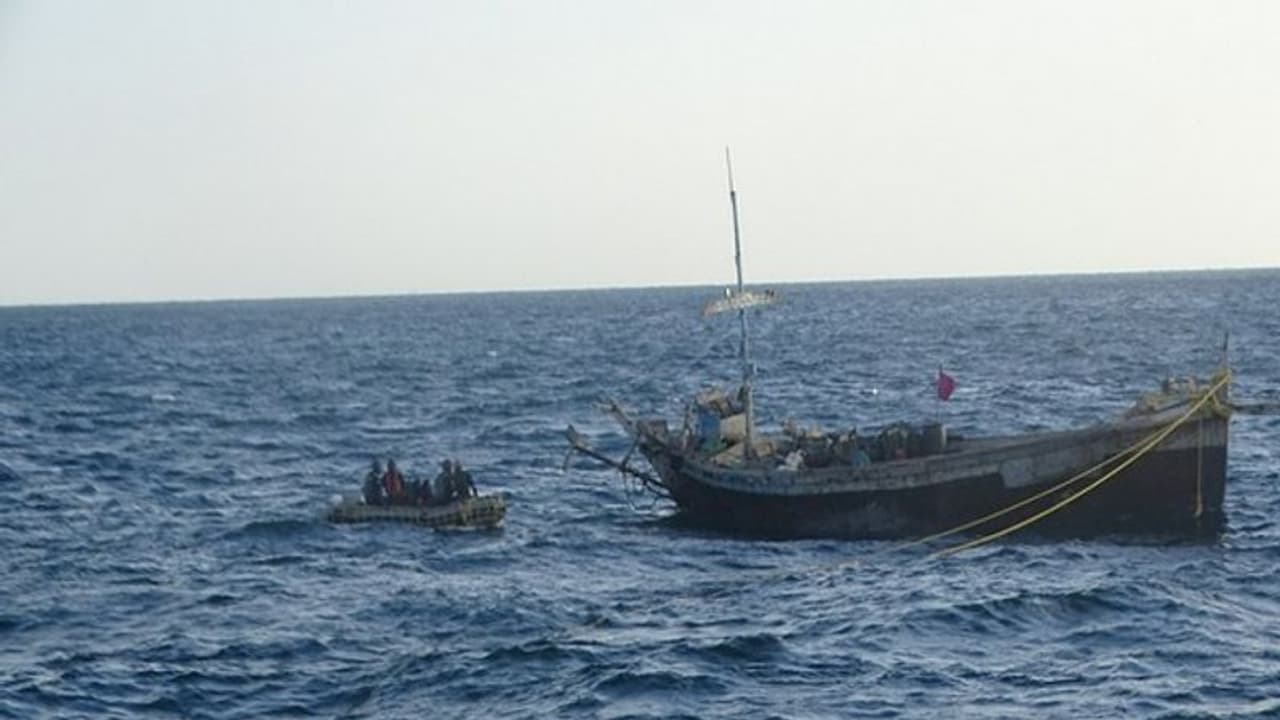 PAK की 'साजिश' नाकाम, तटरक्षक बल ने 10 पाकिस्तानियों को किया गिरफ्तार, नाव भी जब्त, जांच जारी PAK की 'साजिश' नाकाम, तटरक्षक बल ने 10 पाकिस्तानियों को किया गिरफ्तार, नाव भी जब्त, जांच जारी