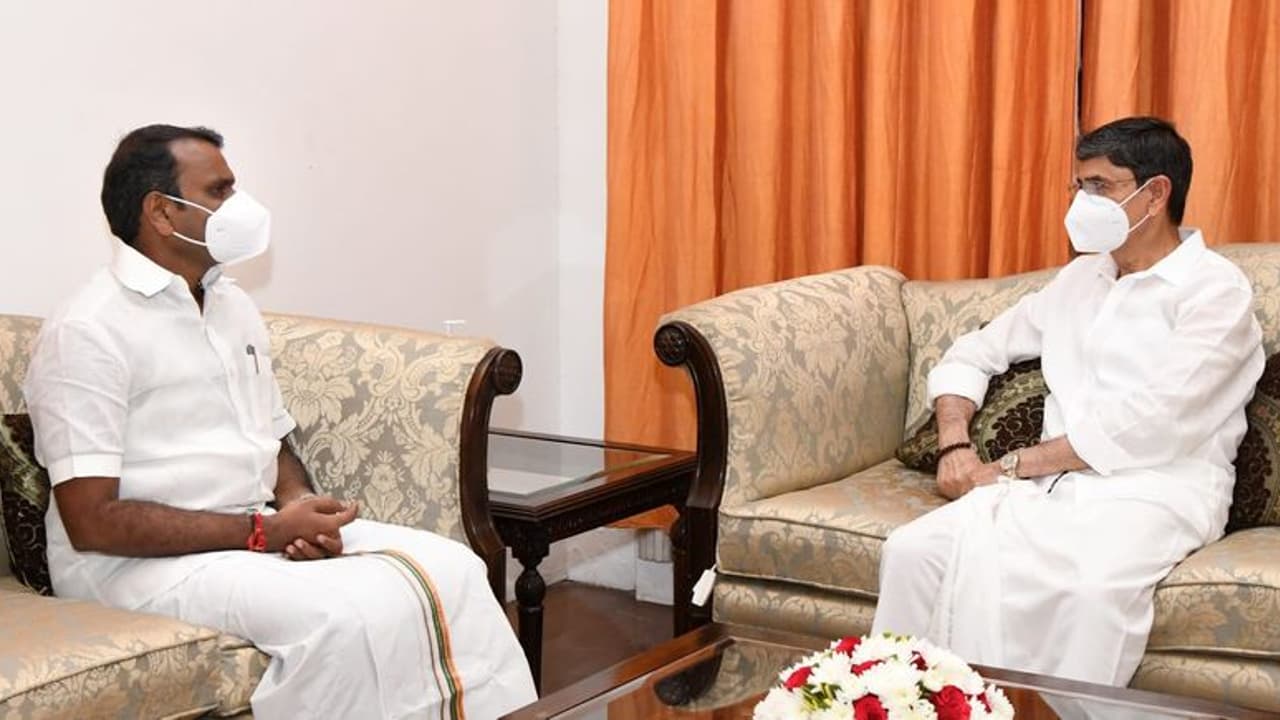 படையெடுக்கும் பாஜகவினர்.. ஆளுநர் சந்திப்பின் பின்னணி..? அடுத்தகட்ட நகர்வில் ஆளும் தரப்பு..? படையெடுக்கும் பாஜகவினர்.. ஆளுநர் சந்திப்பின் பின்னணி..? அடுத்தகட்ட நகர்வில் ஆளும் தரப்பு..?