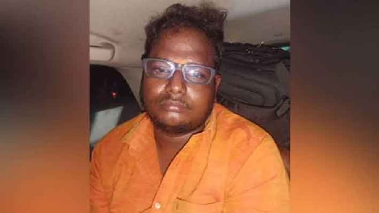 உன்னால் என்ன ஒன்னும் செய்ய முடியாது.. நான் உதயநிதி பிஏ.. பீலா விட்டு திரிந்தவரை கும்மி எடுத்த போலீஸ்..! உன்னால் என்ன ஒன்னும் செய்ய முடியாது.. நான் உதயநிதி பிஏ.. பீலா விட்டு திரிந்தவரை கும்மி எடுத்த போலீஸ்..!