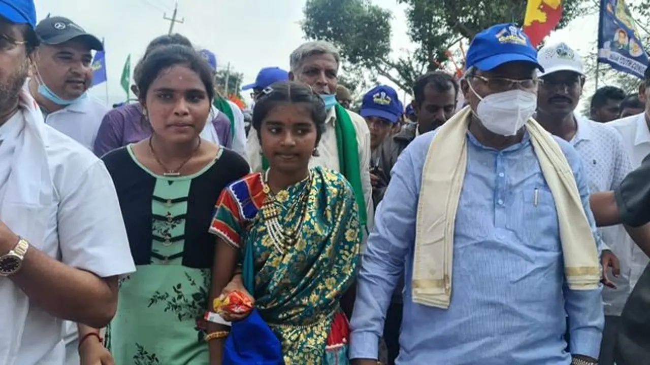 Mekedatu Padayatre ಪಾದಯಾತ್ರೆಯಲ್ಲಿದ್ದ ಸಿದ್ದರಾಮಯ್ಯಗೆ ಜ್ವರ, ಕಳವಳ ವ್ಯಕ್ತಪಡಿಸಿದ ಸಚಿವ Mekedatu Padayatre ಪಾದಯಾತ್ರೆಯಲ್ಲಿದ್ದ ಸಿದ್ದರಾಮಯ್ಯಗೆ ಜ್ವರ, ಕಳವಳ ವ್ಯಕ್ತಪಡಿಸಿದ ಸಚಿವ