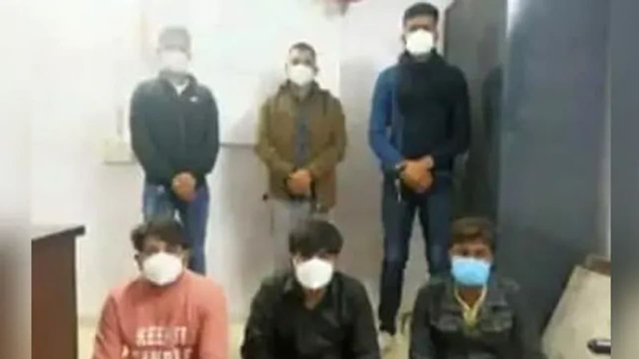 Covid 19 India : കൊവിഡ് നിയന്ത്രണങ്ങള് നോക്കാതെ വളര്ത്തുനായയുടെ പിറന്നാളാഘോഷിച്ചവര് അറസ്റ്റില് Covid 19 India : കൊവിഡ് നിയന്ത്രണങ്ങള് നോക്കാതെ വളര്ത്തുനായയുടെ പിറന്നാളാഘോഷിച്ചവര് അറസ്റ്റില്