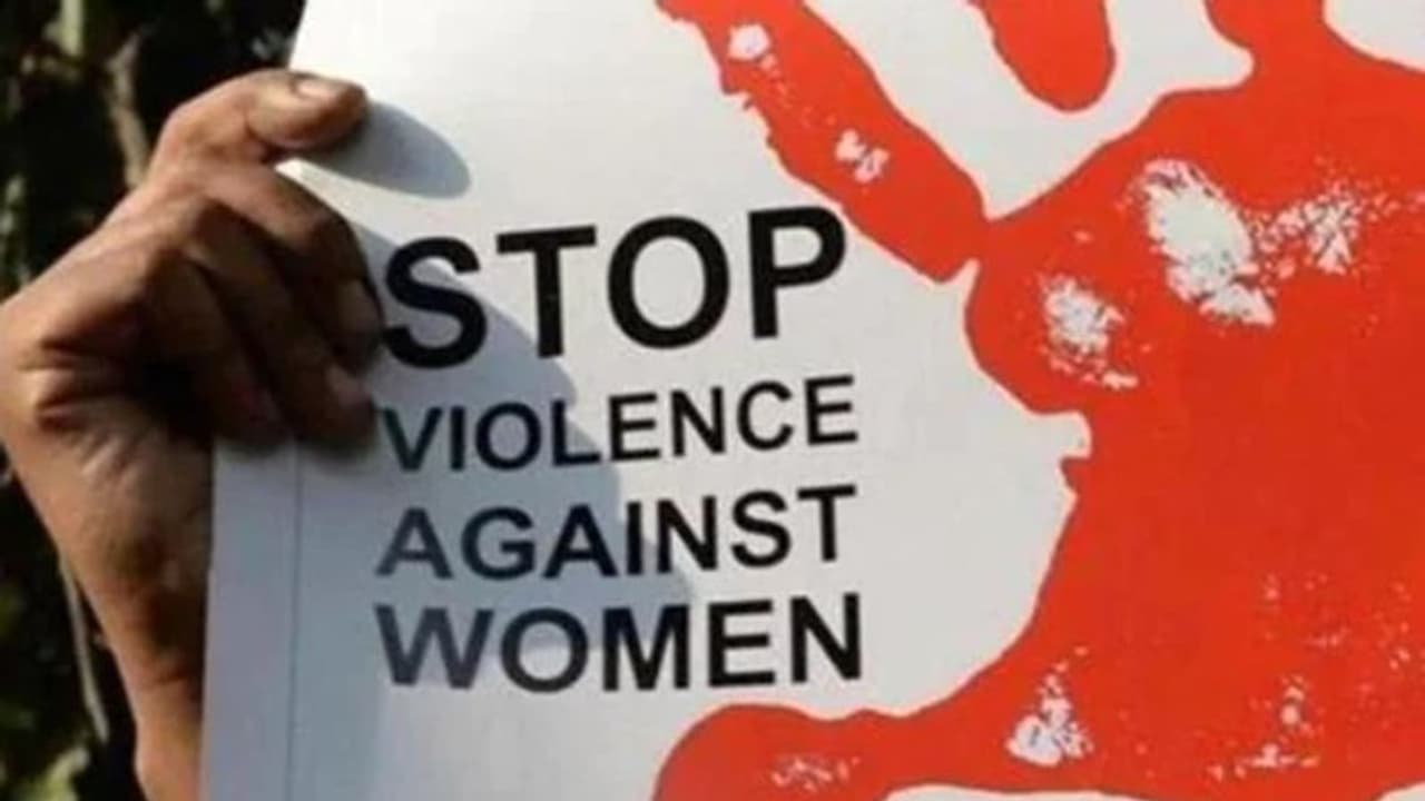 युवा पत्नी का सिर काटकर सड़क पर गर्व का प्रदर्शन, महिलाओं की सुरक्षा के लिए सख्त कानून की उठी मांग