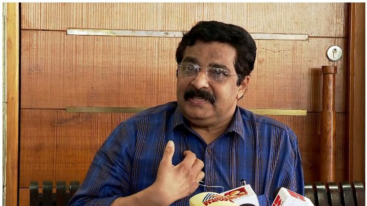 പെൺകുട്ടികളെ പാന്റും ഷർട്ടും ധരിപ്പിക്കുന്നതെന്തിന്? പിണറായി സാരി ധരിക്കുമോ? സാമൂഹ്യനീതിയാണ് വേണ്ടത്: മുനീർ പെൺകുട്ടികളെ പാന്റും ഷർട്ടും ധരിപ്പിക്കുന്നതെന്തിന്? പിണറായി സാരി ധരിക്കുമോ? സാമൂഹ്യനീതിയാണ് വേണ്ടത്: മുനീർ