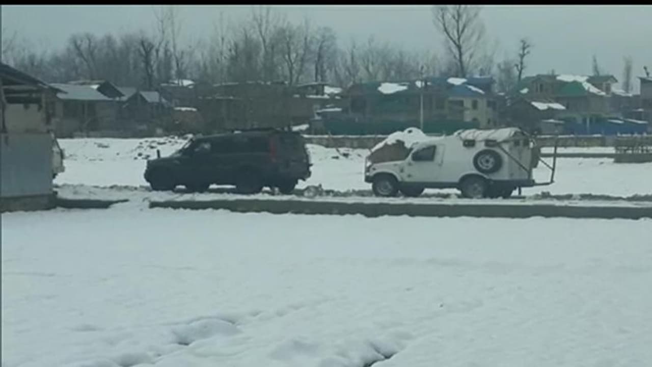 जम्मू कश्मीर के कुलगाम में सुरक्षाबलों और आतंकियों के बीच मुठभेड़ शुरू, नए साल में अब तक मारे गए 11 आतंकवादी जम्मू कश्मीर के कुलगाम में सुरक्षाबलों और आतंकियों के बीच मुठभेड़ शुरू, नए साल में अब तक मारे गए 11 आतंकवादी