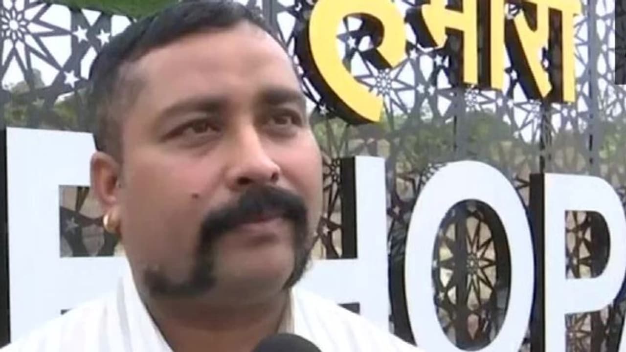 'সাধের গোঁফ' কামাতে রাজি নয়, তাতেই চাকরি নিয়ে টানাটানি পুলিশ কনস্টেবলের