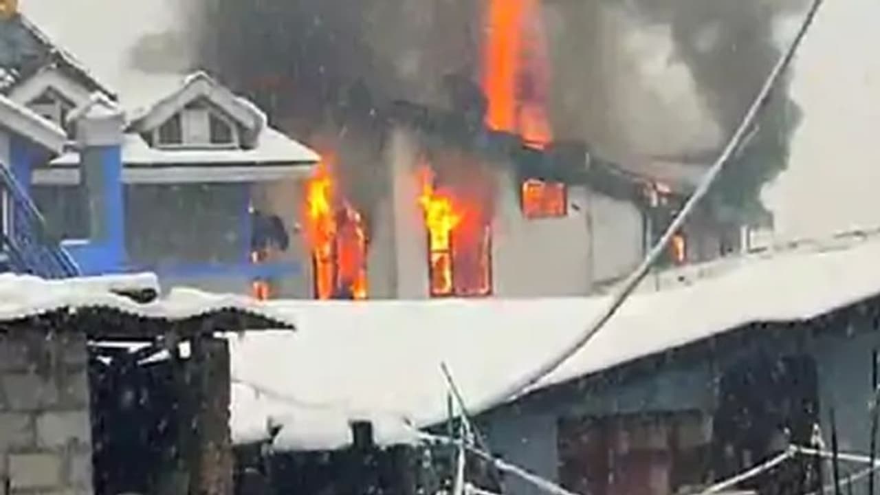 मनाली में भारी बर्फबारी के बीच जल गया 5 मंजिला मकान, एक ब्लास्ट में सब खाक..चारों तरफ मची भगदड़ मनाली में भारी बर्फबारी के बीच जल गया 5 मंजिला मकान, एक ब्लास्ट में सब खाक..चारों तरफ मची भगदड़
