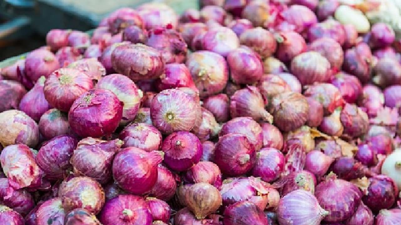 ಈರುಳ್ಳಿ ಬೆಳೆದ ರೈತರ ಕಣ್ಣಲ್ಲಿ ನಿಲ್ಲದ ಕಣ್ಣೀರು..!