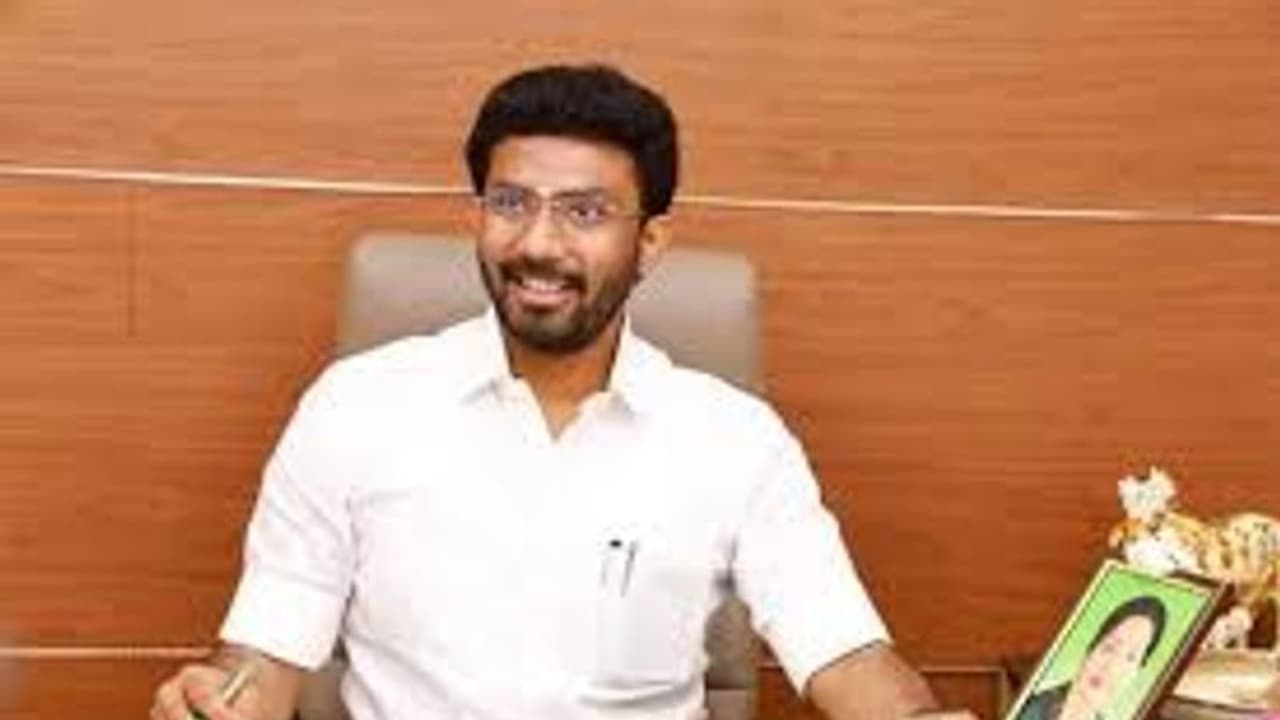 ஓபிஎஸ் மகனை ஏன் நீக்கவில்லை என்று கேள்வி எழுப்பிய ‘முரசொலி’.. கட்சியை விட்டு தூக்கி பதிலடி கொடுத்த இபிஎஸ்.!