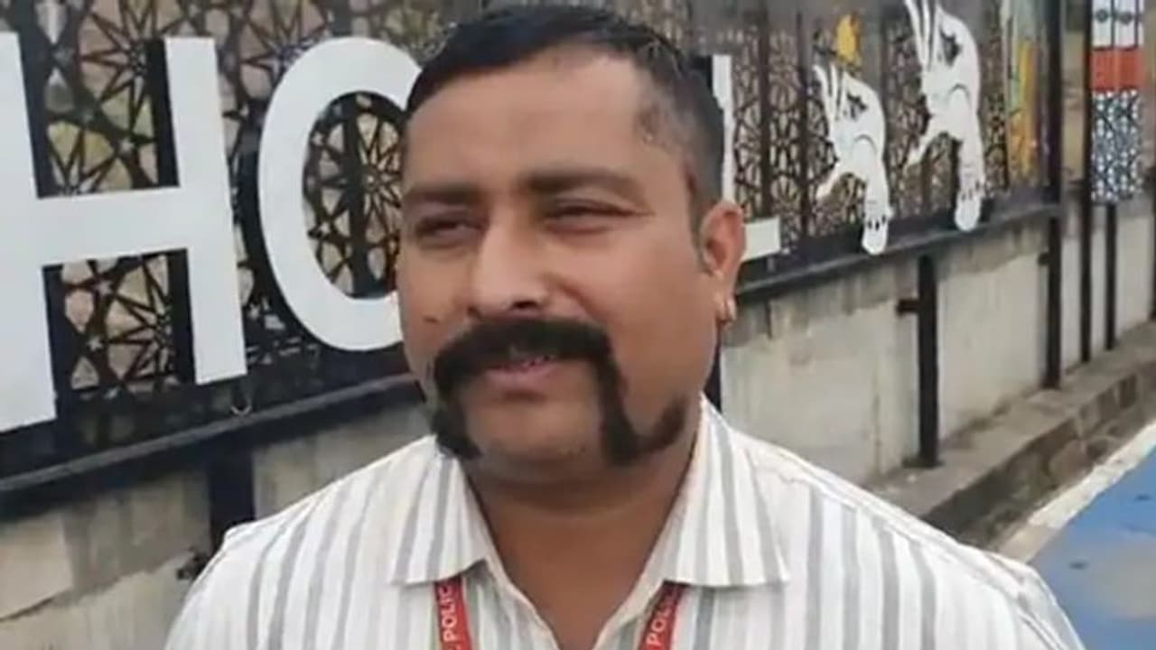 മീശ ട്രിം ചെയ്യാൻ വിസമ്മതിച്ചു, പൊലീസ് കോൺസ്റ്റബിളിനെ സസ്പെന്റ് ചെയ്തു മീശ ട്രിം ചെയ്യാൻ വിസമ്മതിച്ചു, പൊലീസ് കോൺസ്റ്റബിളിനെ സസ്പെന്റ് ചെയ്തു