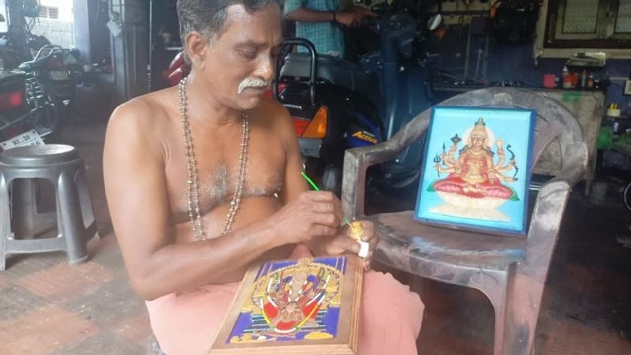 ഈ മെക്കാനിക്ക് അൽപ്പം സ്പെഷ്യലാണ്; 'ബോംബെ മേശരി'യുടെ ഗാരേജിൽ വണ്ടികൾ മാത്രമല്ല, ദൈവങ്ങളുമുണ്ട്