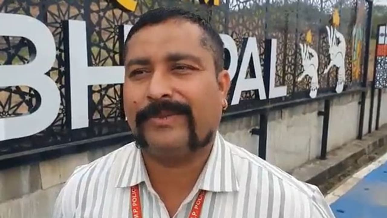 MP के मूंछों वाले कांस्टेबल राकेश राणा बहाल, जानिए कैसे वापस लिया सस्पेंशन, कहां दी गई पोस्टिंग MP के मूंछों वाले कांस्टेबल राकेश राणा बहाल, जानिए कैसे वापस लिया सस्पेंशन, कहां दी गई पोस्टिंग