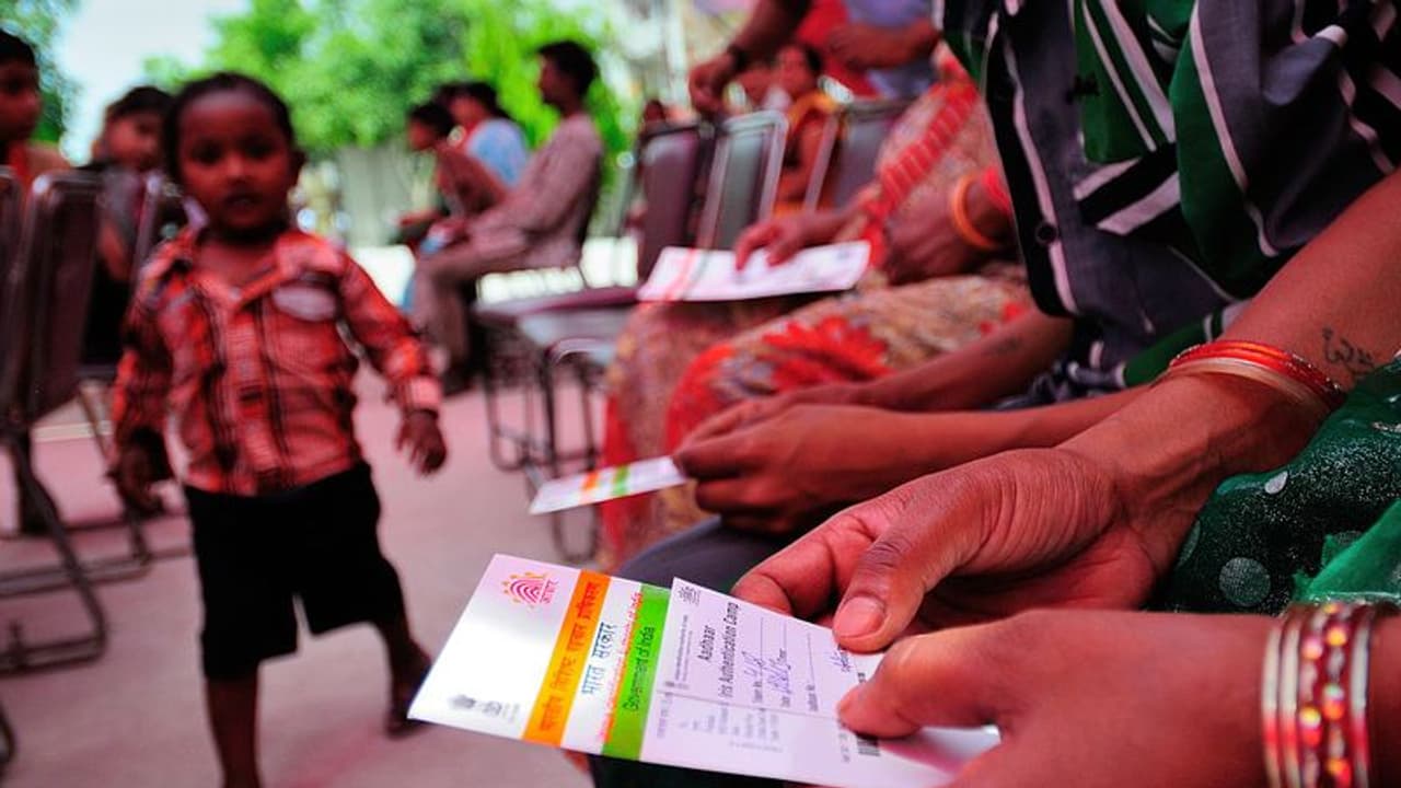 పెళ్లి తర్వాత, మీరు ఆధార్‌లో ఇంటిపేరు మార్చుకోవాలనుకుంటున్నారా.. అయితే ఎలాగో తెలుసుకోండి..