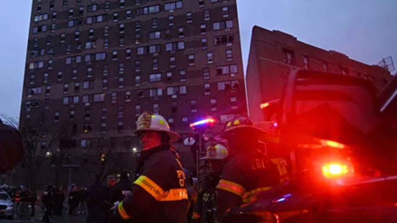 न्यूयॉर्क में ब्रोंक्स अपार्टमेंट में लगी भीषण आग, नौ मासूमों समेत 19 लोगों की दर्दनाक मौत