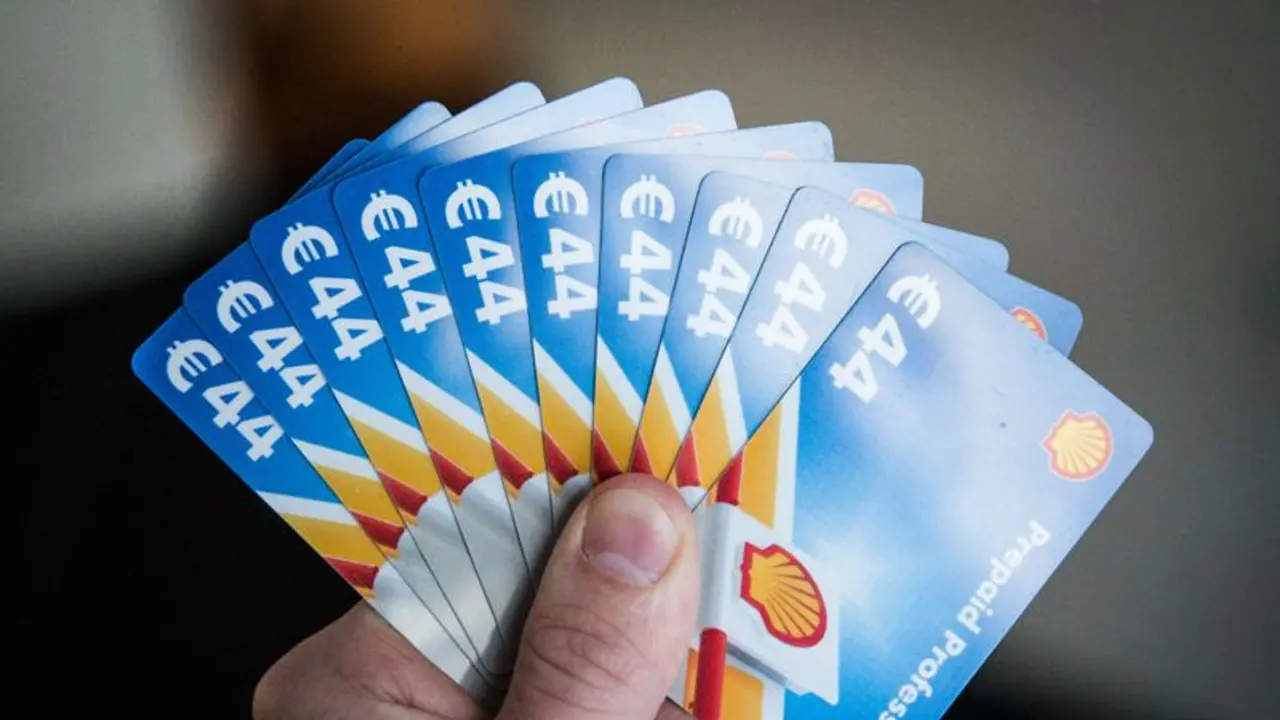 ছোট থেকেই আপনার সন্তানকে অর্থনৈতিক মূল্যবোধ শেখাতে চান, তাহলে নিয়ে নিন ফ্যামকার্ড,কীভাবে নেবেন জেনে নিন ছোট থেকেই আপনার সন্তানকে অর্থনৈতিক মূল্যবোধ শেখাতে চান, তাহলে নিয়ে নিন ফ্যামকার্ড,কীভাবে নেবেন জেনে নিন