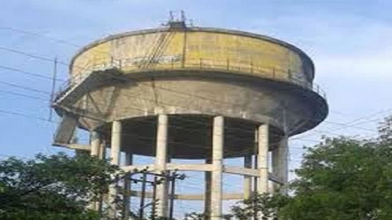 बॉयफ्रेंड से शादी की जिद में पानी की टंकी पर चढ़ी लड़की, बोली घर छोड़कर आई हूं, आज ही शादी करो, वरना... बॉयफ्रेंड से शादी की जिद में पानी की टंकी पर चढ़ी लड़की, बोली घर छोड़कर आई हूं, आज ही शादी करो, वरना...