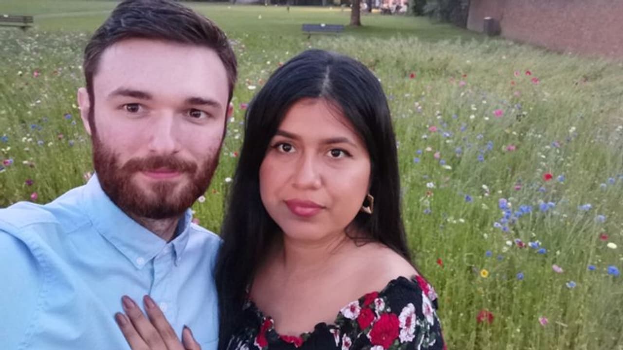 फोटो पर कमेंट करने से शुरू हुई लव स्टोरी, भाषा की दिक्कत आई तो लड़के ने किया दिल जीत लेने वाला काम फोटो पर कमेंट करने से शुरू हुई लव स्टोरी, भाषा की दिक्कत आई तो लड़के ने किया दिल जीत लेने वाला काम