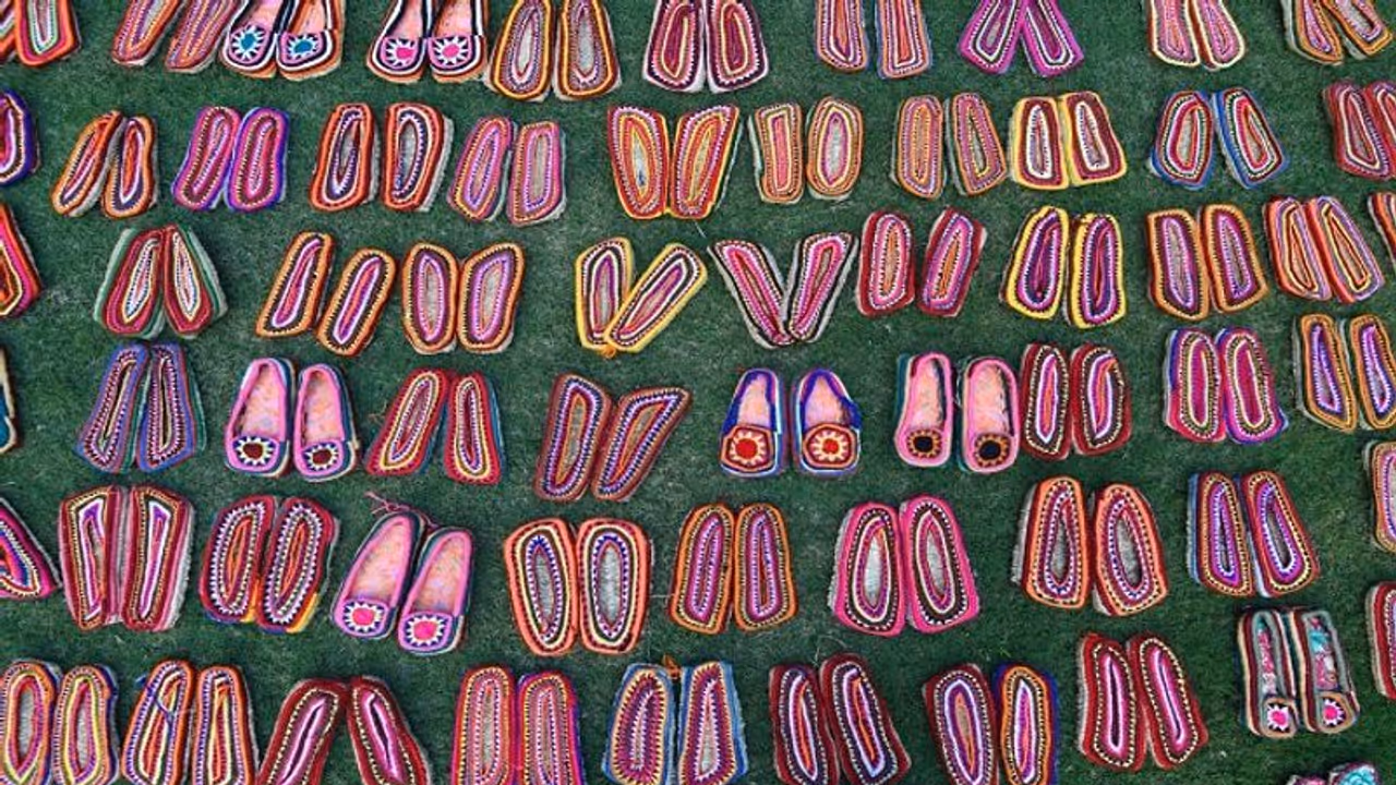 మనసున్న మారాజు ప్రధాని మోదీ.. వారికి బహుమానంగా 100 జ్యూట్ చెప్పుల జతలు.. మనసున్న మారాజు ప్రధాని మోదీ.. వారికి బహుమానంగా 100 జ్యూట్ చెప్పుల జతలు..