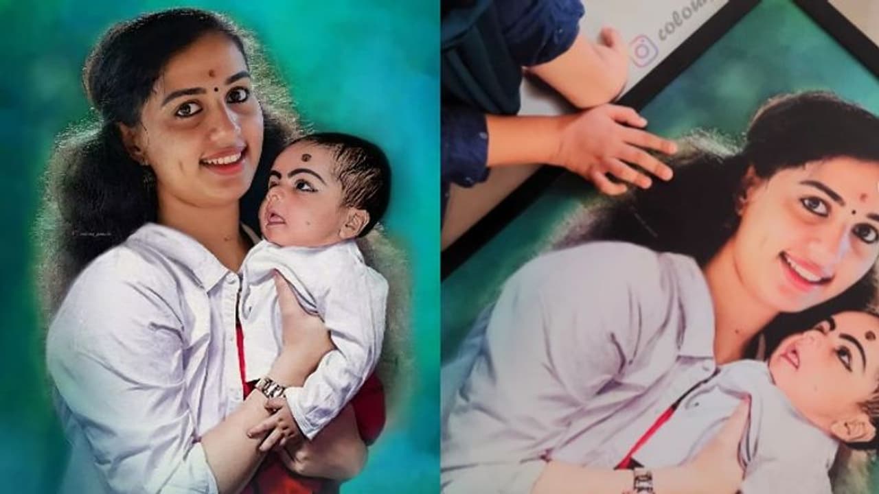 Vismaya : സഹോദരന്റെ കുഞ്ഞിനെ എടുത്ത് നില്ക്കുന്ന വിസ്മയ; വൈറലായി ചിത്രം Vismaya : സഹോദരന്റെ കുഞ്ഞിനെ എടുത്ത് നില്ക്കുന്ന വിസ്മയ; വൈറലായി ചിത്രം