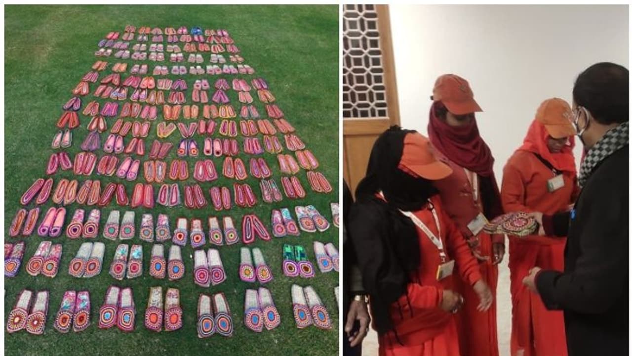 Kashi Vishwanath Dham : കാശി വിശ്വനാഥ് ധാം ജീവനക്കാർക്ക് 100 ജോടി ചെരിപ്പുകൾ നൽകി പ്രധാനമന്ത്രി