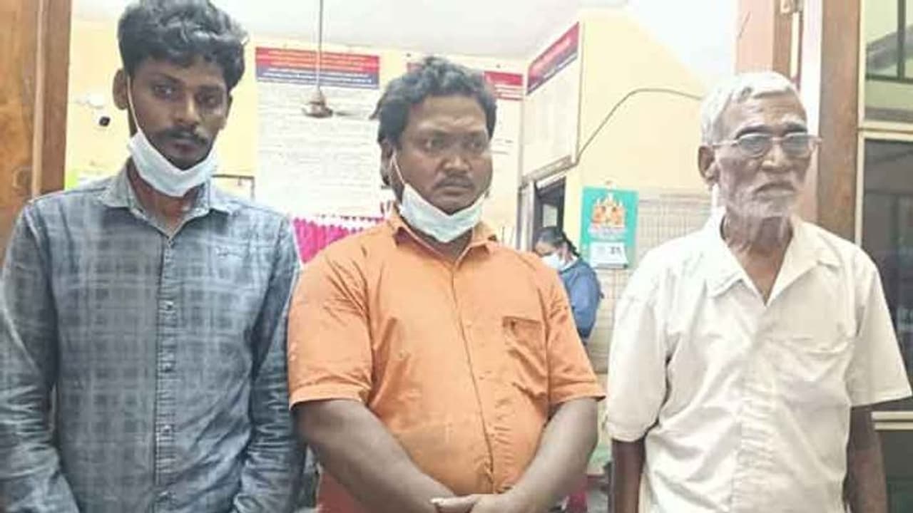 பள்ளி மாணவி கூட்டு பலாத்காரத்தால் கர்ப்பம்.. 80 கிழவன் உட்பட 3 பேரை போக்சோவில் தூக்கிய போலீஸ்..! பள்ளி மாணவி கூட்டு பலாத்காரத்தால் கர்ப்பம்.. 80 கிழவன் உட்பட 3 பேரை போக்சோவில் தூக்கிய போலீஸ்..!