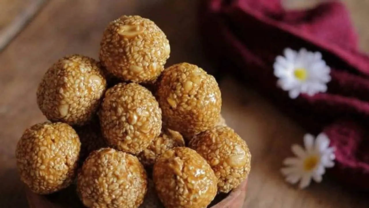 क्यों बनाई गई Makar Sankranti पर तिल गुड़ के व्यंजन खाने की परंपरा? कारण जान हैरान रह जाएंगे आप