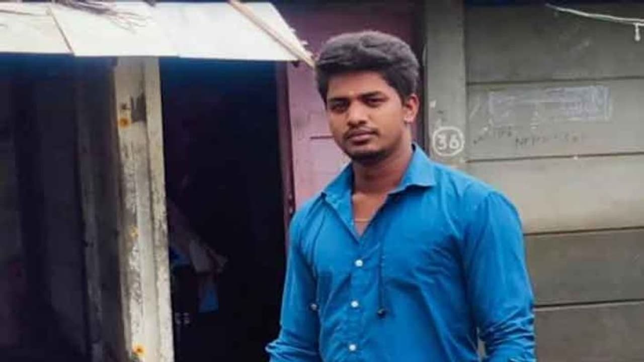 திருமண நாள் கொண்டாட்டம்.. தட்டிக்கேட்ட புதுமாப்பிள்ளை கொடூர கொலை.. நெஞ்சில் அடித்துக்கொண்டு கதறிய மனைவி.! திருமண நாள் கொண்டாட்டம்.. தட்டிக்கேட்ட புதுமாப்பிள்ளை கொடூர கொலை.. நெஞ்சில் அடித்துக்கொண்டு கதறிய மனைவி.!