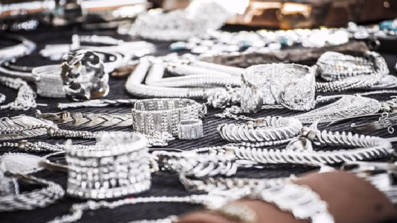 এই চার উপায় সোনা ও রুপোর গয়না আসবে জেল্লা, ধনতেরাসের আগে গয়না পরিষ্কার করুন বিশেষ ভাবে এই চার উপায় সোনা ও রুপোর গয়না আসবে জেল্লা, ধনতেরাসের আগে গয়না পরিষ্কার করুন বিশেষ ভাবে