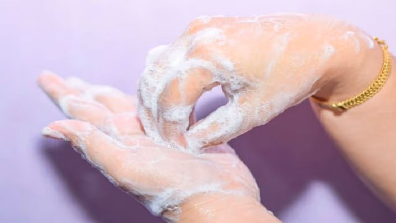 Gold Silver Jewelry Clean: বাড়িতেই ঝকঝকে করে পরিষ্কার করুন সোনা রূপোর গয়না Gold Silver Jewelry Clean: বাড়িতেই ঝকঝকে করে পরিষ্কার করুন সোনা রূপোর গয়না