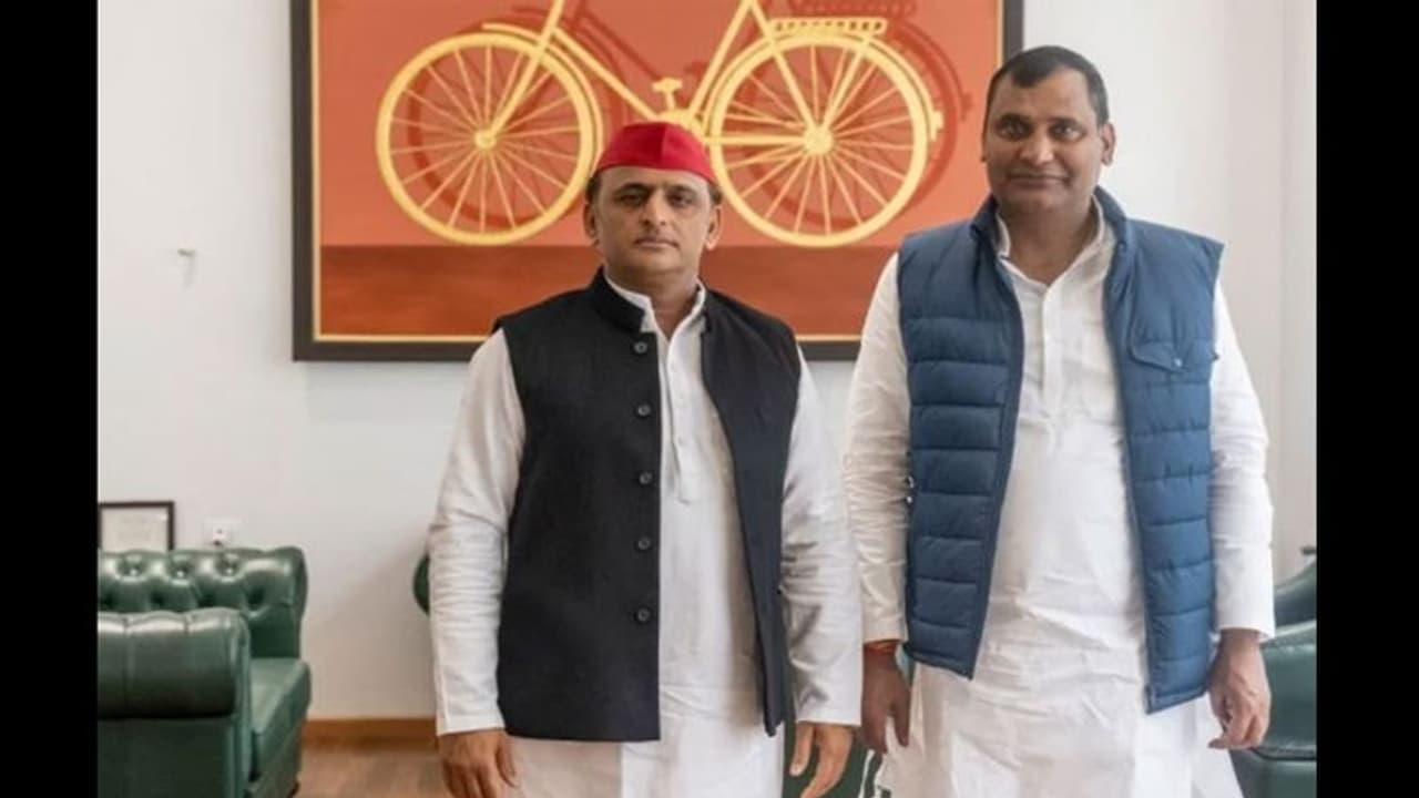 लगातार बढ़ रहा सपा का कुनबा, बीजेपी के आधा दर्जन से ज्यादा नेता हो चुके हैं सपा में शामिल लगातार बढ़ रहा सपा का कुनबा, बीजेपी के आधा दर्जन से ज्यादा नेता हो चुके हैं सपा में शामिल