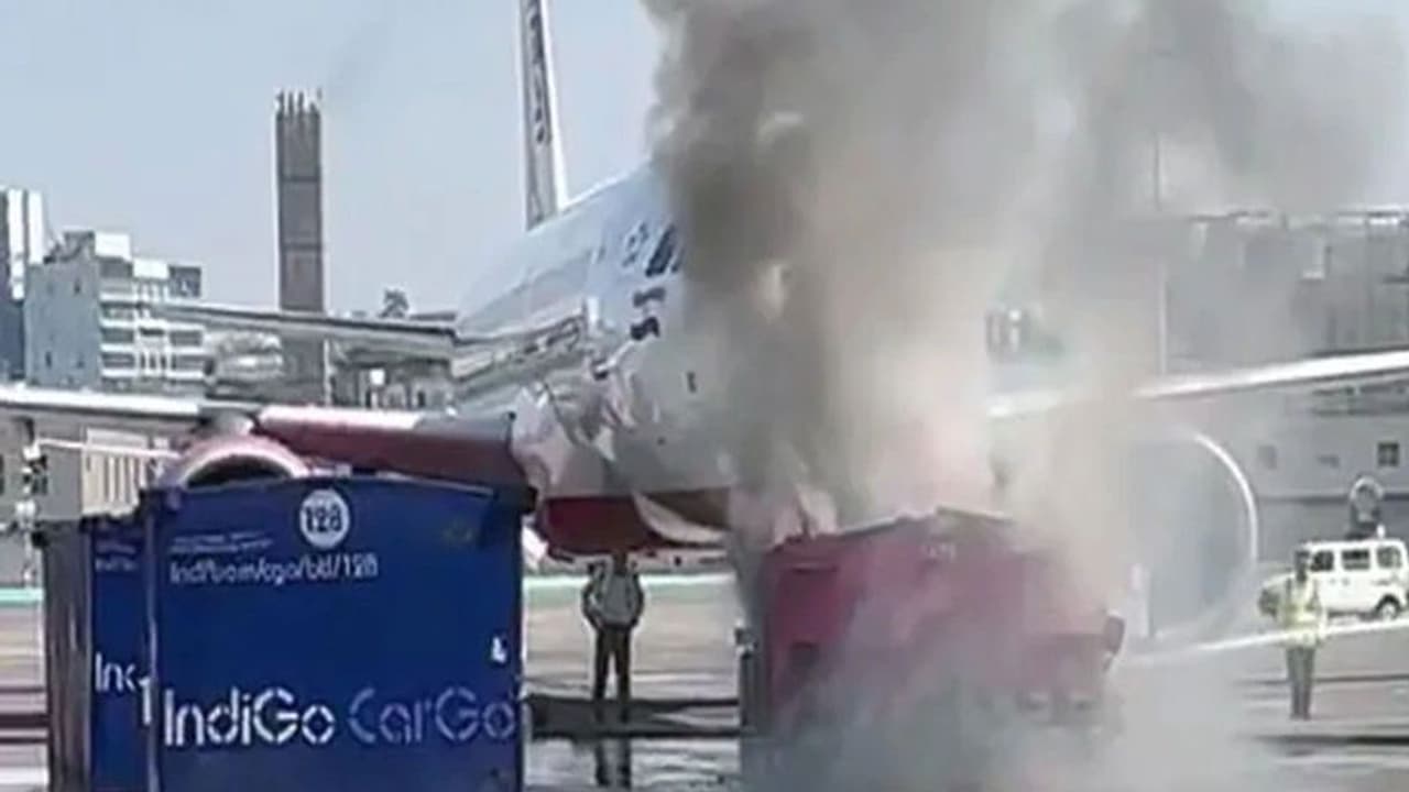 मुंबई एयरपोर्ट पर बड़ा हादसा टला.. फ्लाइट के पास खड़े एयरक्राफ्ट टग में लगी आग, सभी यात्री सुरक्षित मुंबई एयरपोर्ट पर बड़ा हादसा टला.. फ्लाइट के पास खड़े एयरक्राफ्ट टग में लगी आग, सभी यात्री सुरक्षित
